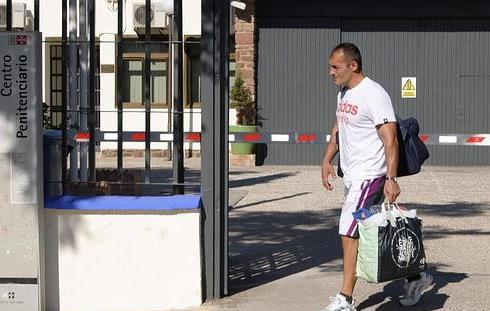 El Seco saliendo de un centro penitenciario.