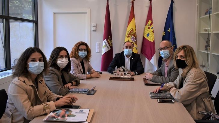 Emilio Sáez recibe a los representantes de la Asociación Desarrollo de Albacete