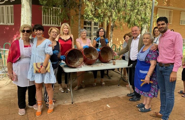 El alcalde de Albacete felicita a los vecinos y a las vecinas del barrio Vereda “por mantener las tradiciones”