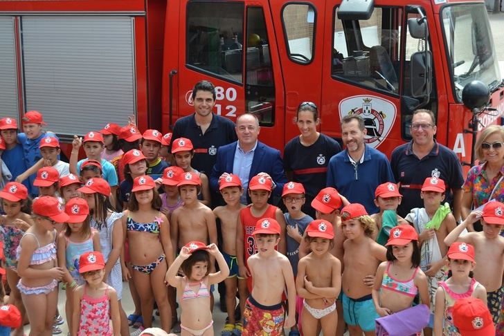 Los niños de las Escuelas de Verano de Albacete conocen de cerca el trabajo de los bomberos