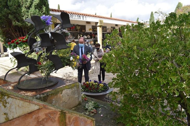 El alcalde de Albacete destaca el trabajo del Ayuntamiento para dar la máxima dignidad al cementerio