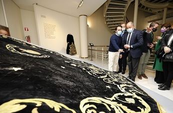 Emilio Sáez inauguró la exposición del patrimonio textil de la Semana Santa de Albacete