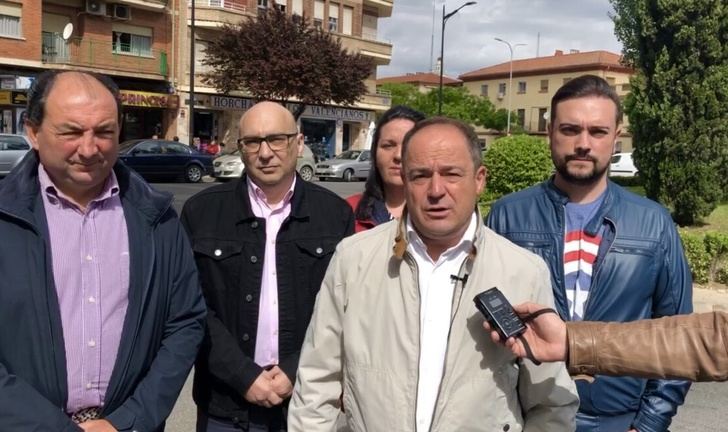 Emilio Sáez (PSOE) busca alternativas para mejorar el aparcamiento en el barrio de Fátima