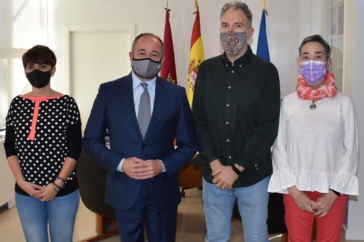 Emilio Sáez mantiene la primera reunión de trabajo con la nueva directiva de la FAVA, encabezada por José María Tévar