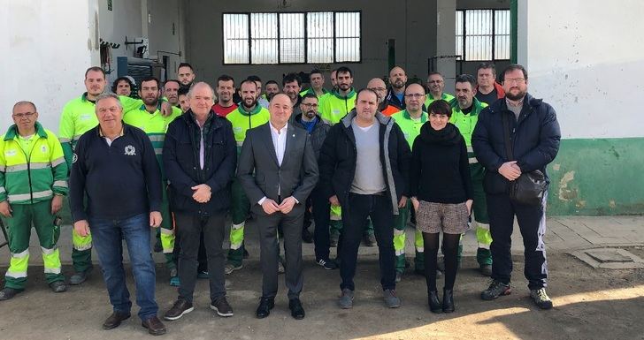 Visita municipal a los responsables y trabajadores del mantenimiento de los jardines y parques de Albacete