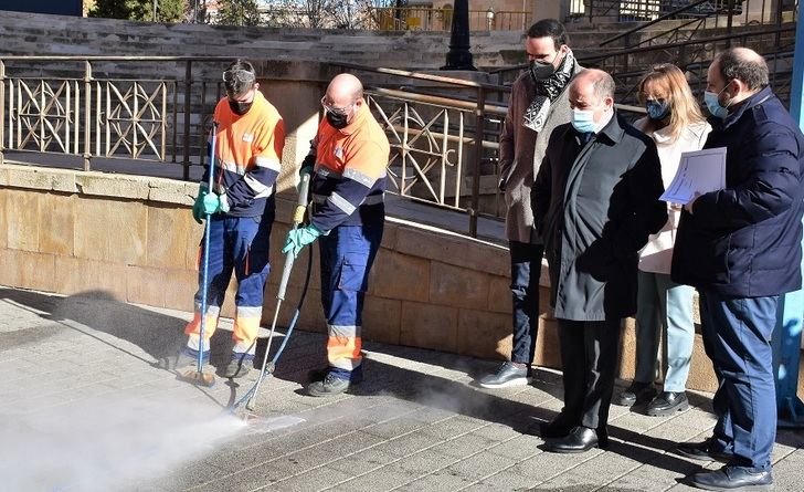 El Ayuntamiento de Albacete refuerza la limpieza de manchas a todos los barrios y la recogida de residuos en 63 urbanizaciones