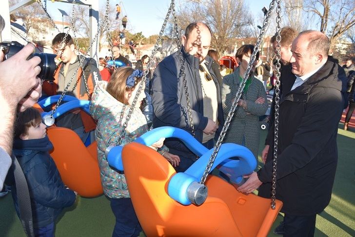 El parque de Fernando Poo de Albacete estrena juegos infantiles, pista polideportivo y mobiliario