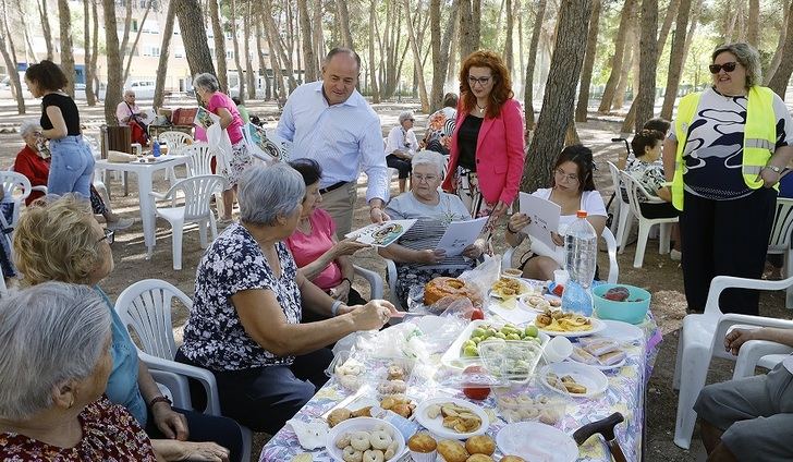 Emilio Sáez reparte programas accesibles de Feria de Albacete a las personas mayores
