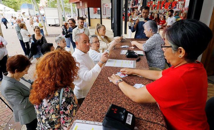 El alcalde anima a colaborar con la Tómbola de Cáritas, “uno de los referentes de nuestra Feria”