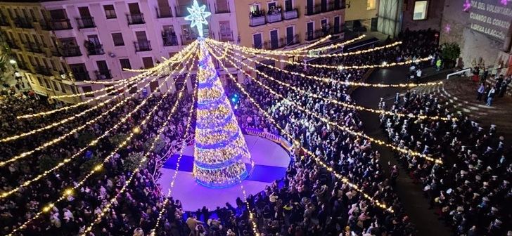 Hellín celebra un encendido navideño histórico con la unión de las cuatro bandas locales