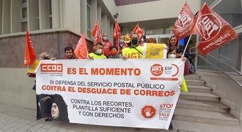 Delegados sindicales se encierran en la Jefatura de Correos de Albacete contra el "desmantelamiento" del servicio