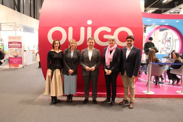 El alcalde de Albacete se reúne en FITUR con Ouigo para mejorar las comunicaciones ferroviarias