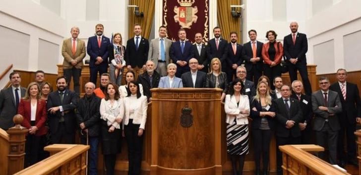 Page mantiene en las Cortes de Castilla-La Mancha, un encuentro con organizaciones ambientales, sindicatos, empresas, asociaciones y representantes de la Administración pública