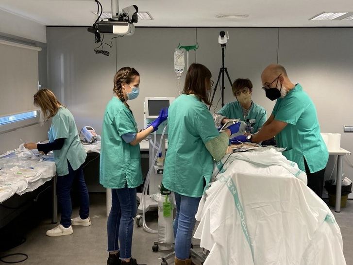 Profesionales del Hospital de Albacete se forman en el manejo de situaciones críticas
