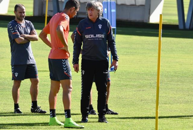 Enrique Martín, técnico del Albacete, afirma que el equipo solo piensa en ganar en Tenerife