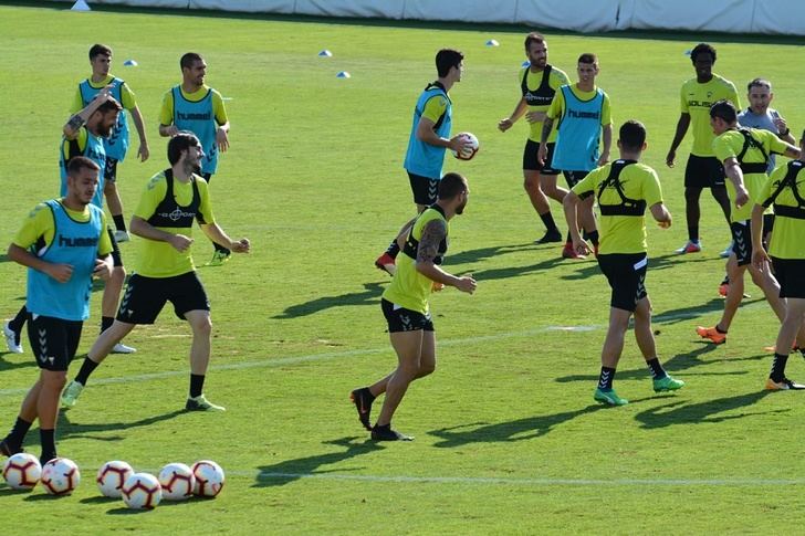 Fran García, defensa del Albacete, considera a Las Palmas un 'serio candidato' para subir a Primera