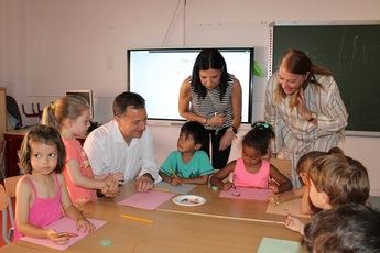 Imagen de archivo de una visita del alcalde a la escuela de verano de Mari Llanos Martínez