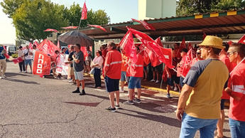 Protesta de trabajadores de Eserman en Puertollano contra el ERTE tras cese con Repsol Química