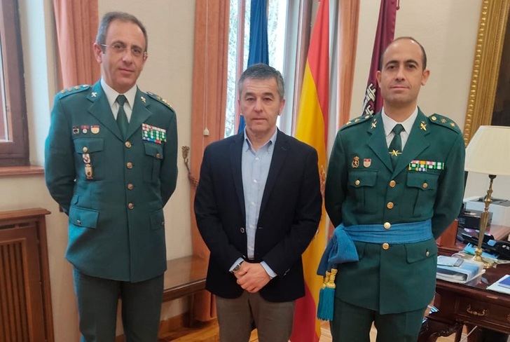 El subdelegado del Gobierno en Albacete recibe al nuevo teniente coronel de la Guardia Civil