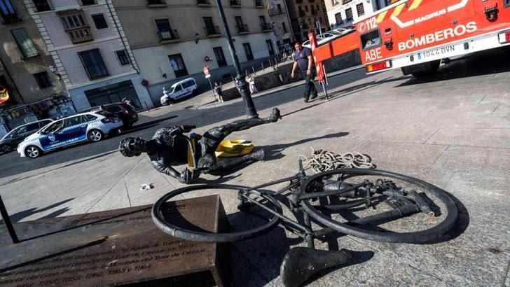 Aparece destrozada la escultura de bronce homenaje a Bahamontes, en Toledo
