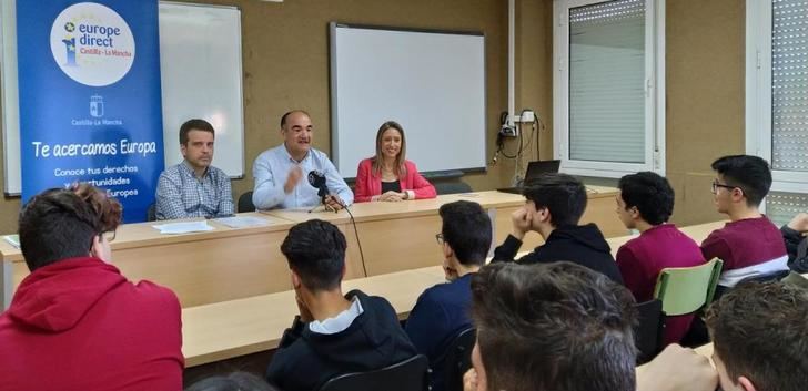La Junta de Castilla-La Mancha traslada a estudiantes de Villarrobledo los derechos y libertades que ofrece la pertenencia a la Unión Europea