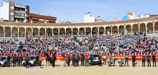5.000 escolares de Albacete asisten a una exhibición de la Guardia Civil en la plaza de toros