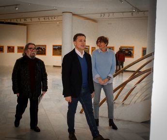 El alcalde Manuel Serrano inaugura la exposición del pintor Juan Celaya en el Museo Municipal
