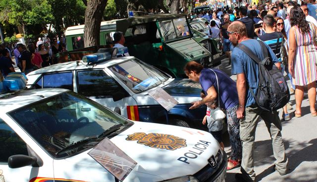 Exposición en la Feria de Albacete de coches clásicos de la Policía y la Guardia Civil