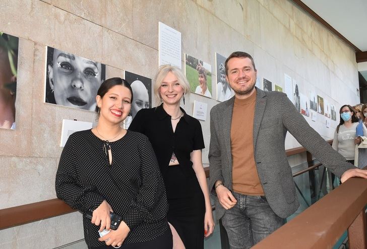 El concejal de Igualdad del Ayuntamiento de Albacete inaugura la exposición ‘Alopecia Femenina: Claveles del aire blancos’,