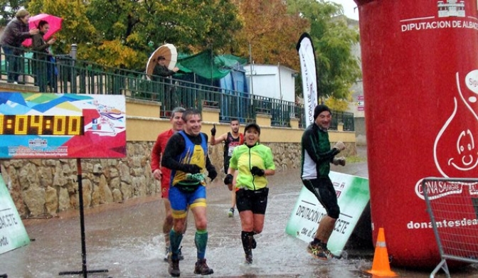 Jesús Ángel Rodríguez y Verónica Pedrón ganaron la carrera de atletismo pasada por agua de Sovocos