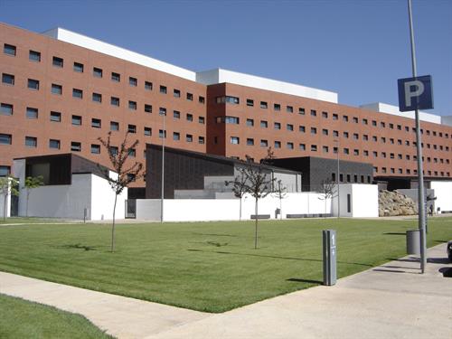 Trasladan al hospital a las dos personas rescatadas tras hundirse el suelo de su vivienda en Carrión