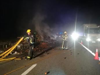 Se incendia un camión que transportaba naranjas en la A-3, en Honrubia (Cuenca)
