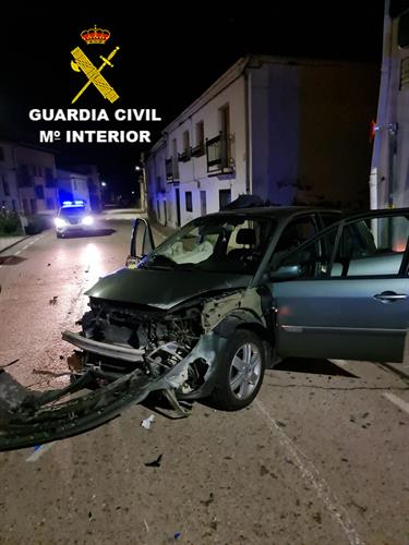 Detenido un hombre en Guadalajara por arrollar a agentes de la Guardia Civil y empotrar el coche contra una casa
