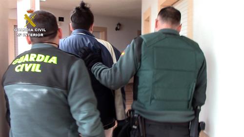 Dos detenidos por traficar con psicotrópicos y tener a sus tres hijos menores sin escolarizar, en Burujón (Toledo)