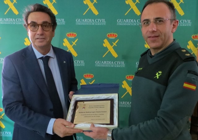 La Guardia Civil de Albacete entrega dos placas de reconocimiento al cuerpo forense de Albacete y a la Policía Local de Chinchilla