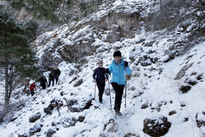 La nieve, compañera de viaje en la XI de las rutas de senderismo de la Diputación, en Bienservida