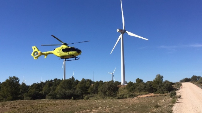 Profesionales de la Gerencia de Urgencias y Emergencias del SESCAM participan en un simulacro de rescate en un aerogenerador en Albacete