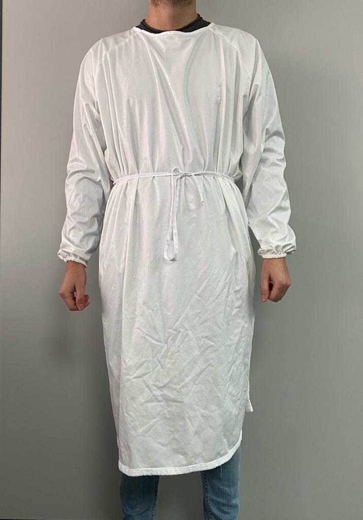 Empresas de la provincia de Albacete fabrican 20.000 batas de protección para sanitarios de la región