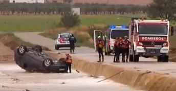 Dos fallecidos, de 51 y 61 años, en un vehículo arrastrado por el agua en Caudete (Albacete)