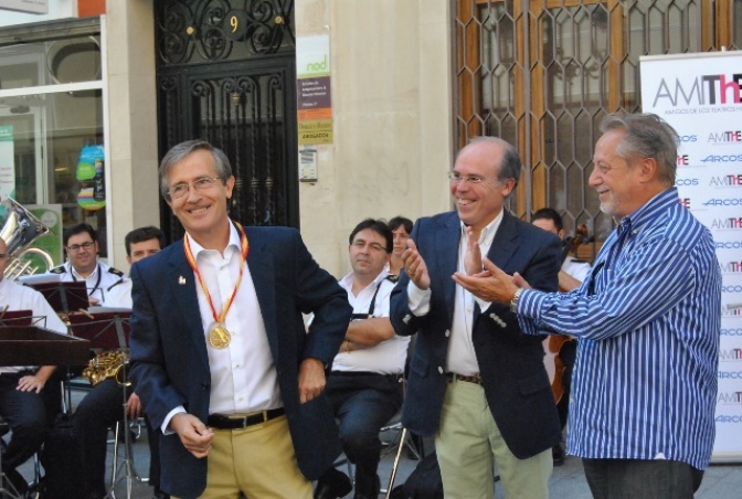 El periodista Emilio Martínez Espada recibe la medalla de oro de Amithe