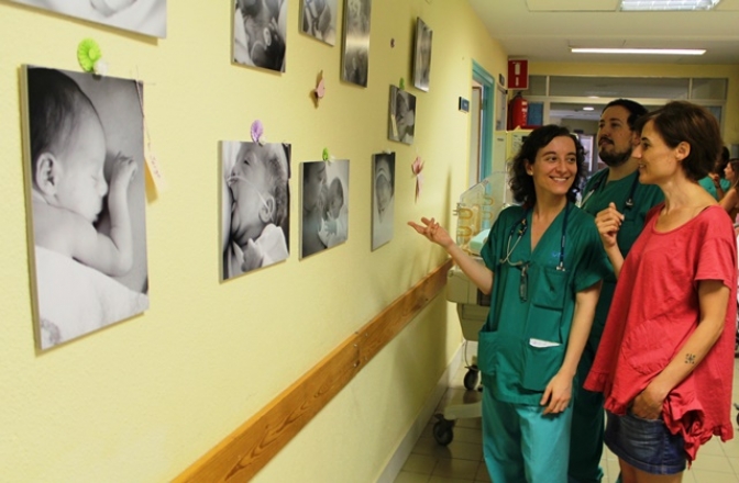 Exposición de fotografías en el hospital de Toledo sobre neonatos realizadas por una pediatra del centro
