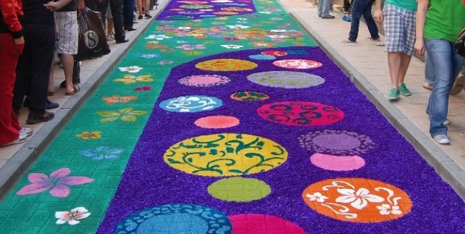 Las alfombras de serrín de Elche de la Sierra (Albacete), declaradas de Interés Turístico Nacional