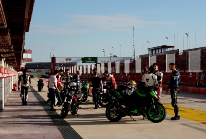Rodada en el Circuito de Albacete de la Superbike Racing School de Salvador Gómez, con 330 pilotos