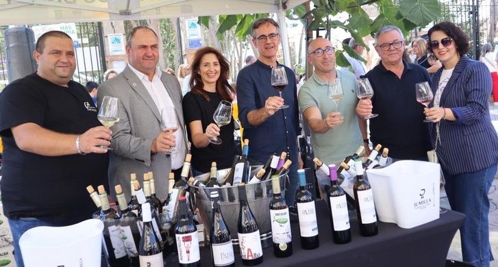 La DOP Jumilla y el arroz Calasparra resaltan en la Feria de Vinos de Hellín, subrayando la calidad