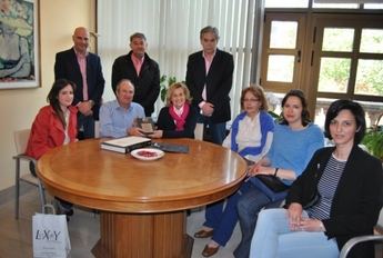 La Alcaldesa de Albacete recibe al Funcionario Jubilado Antonio Moya Giménez