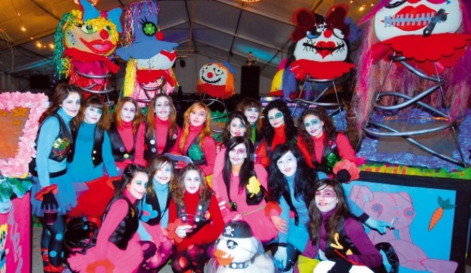 El desfile de comparsas de adultos abre la semana grande del Carnaval de Villarrobledo 2015