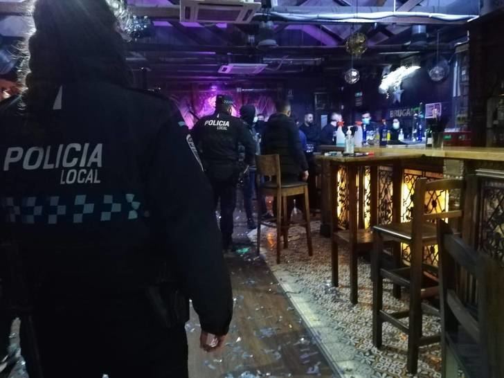 La Policía Local de Albacete interviene una fiesta ilegal de 7 personas a las 5.30 de la mañana en un local