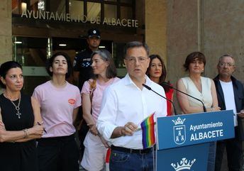El alcalde de Albacete llama a la libertad y el respeto en el Día Internacional del Orgullo LGTBI