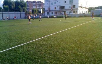 Renovación del césped artificial en el campo de fútbol Ginés Meléndez en 30 días