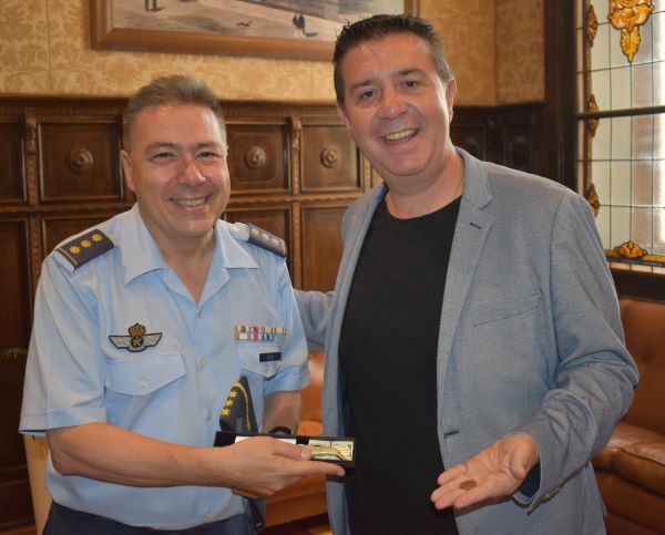 El coronel Ignacio Isasi se despide de Albacete en reunión con el presidente de la Diputación